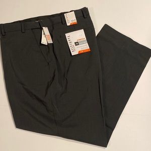 Van Heusen SZ 52 x 32 Flat Front Charcoal Traveler Dress Pants New D24